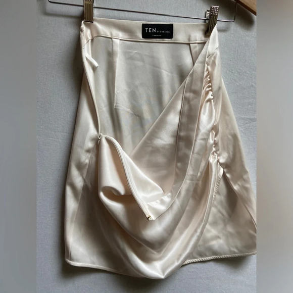ARITZIA TEN BY BABATON GLISTEN RUCHED SKIRT PEARLY WHITE SATIN SZ 6 - Picture 3 of 8